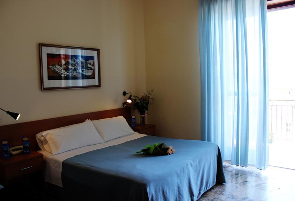 Nuovo Hotel Faro Capo dʼOrlando Værelse billede